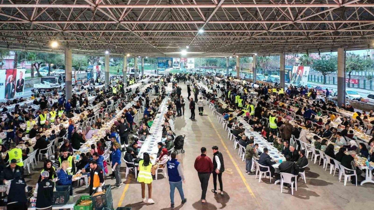 Ramazan’ın bereketi Seyhan’da kurulan iftar sofralarında paylaşılıyor