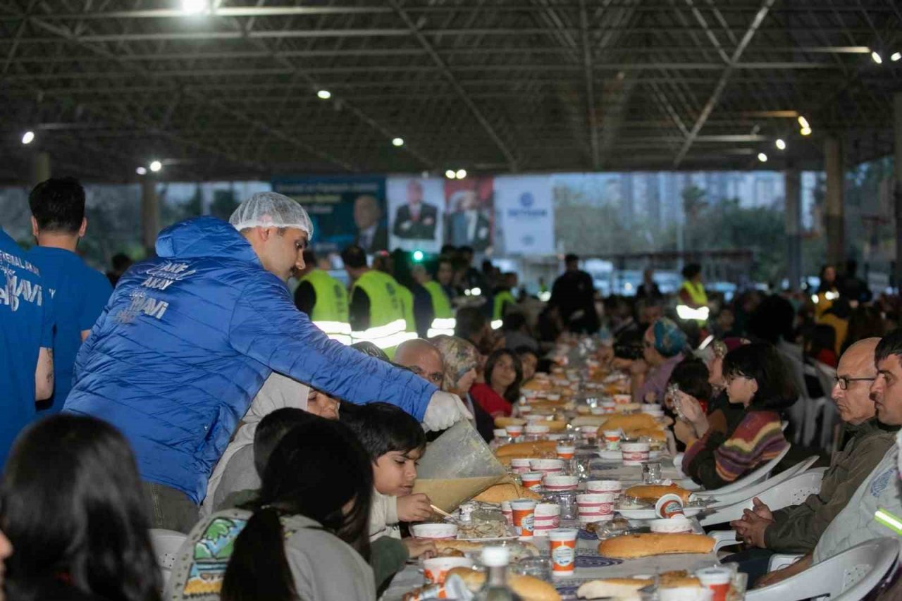 Ramazan’ın bereketi Seyhan’da kurulan iftar sofralarında paylaşılıyor