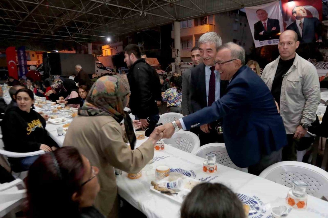 Ramazan’ın bereketi Seyhan’da kurulan iftar sofralarında paylaşılıyor
