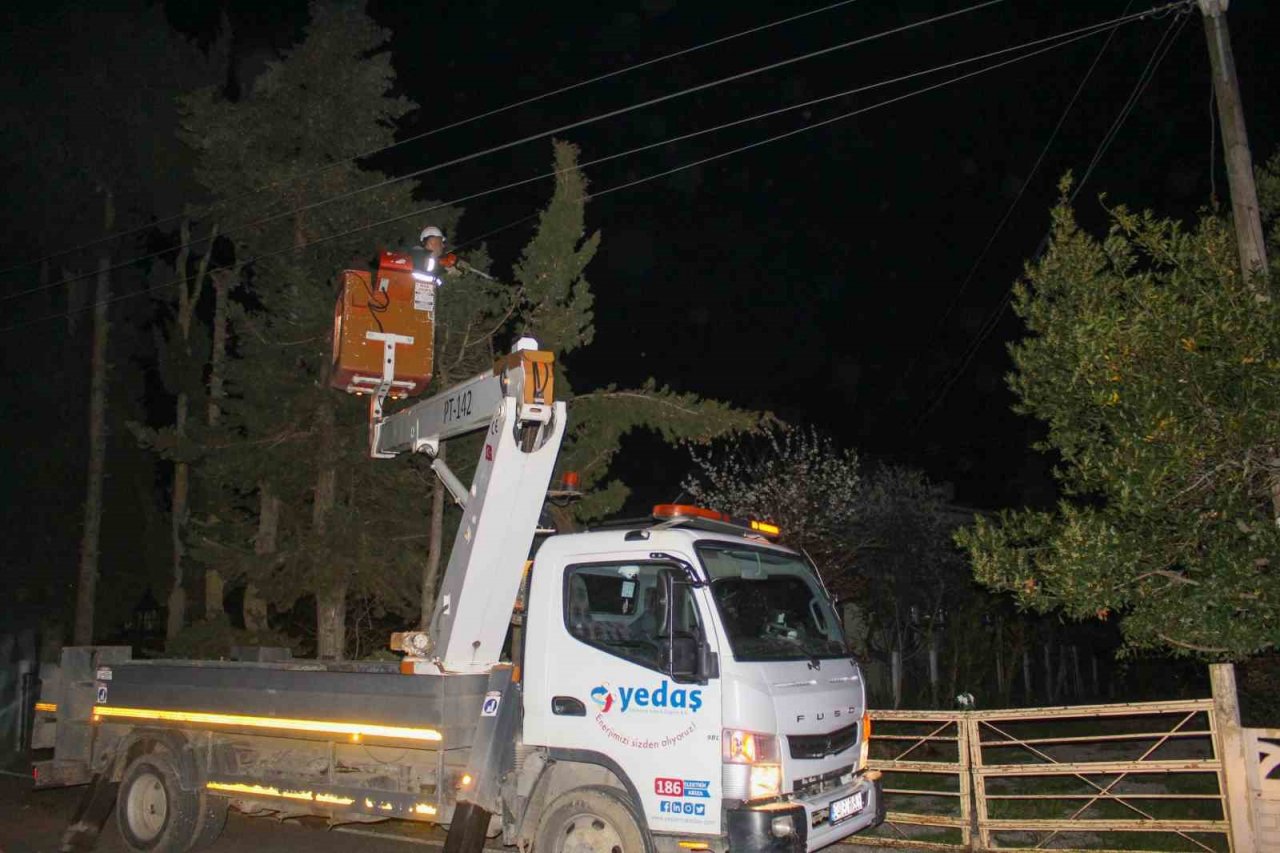 Sinop’ta fırtına elektrik telini kopardı