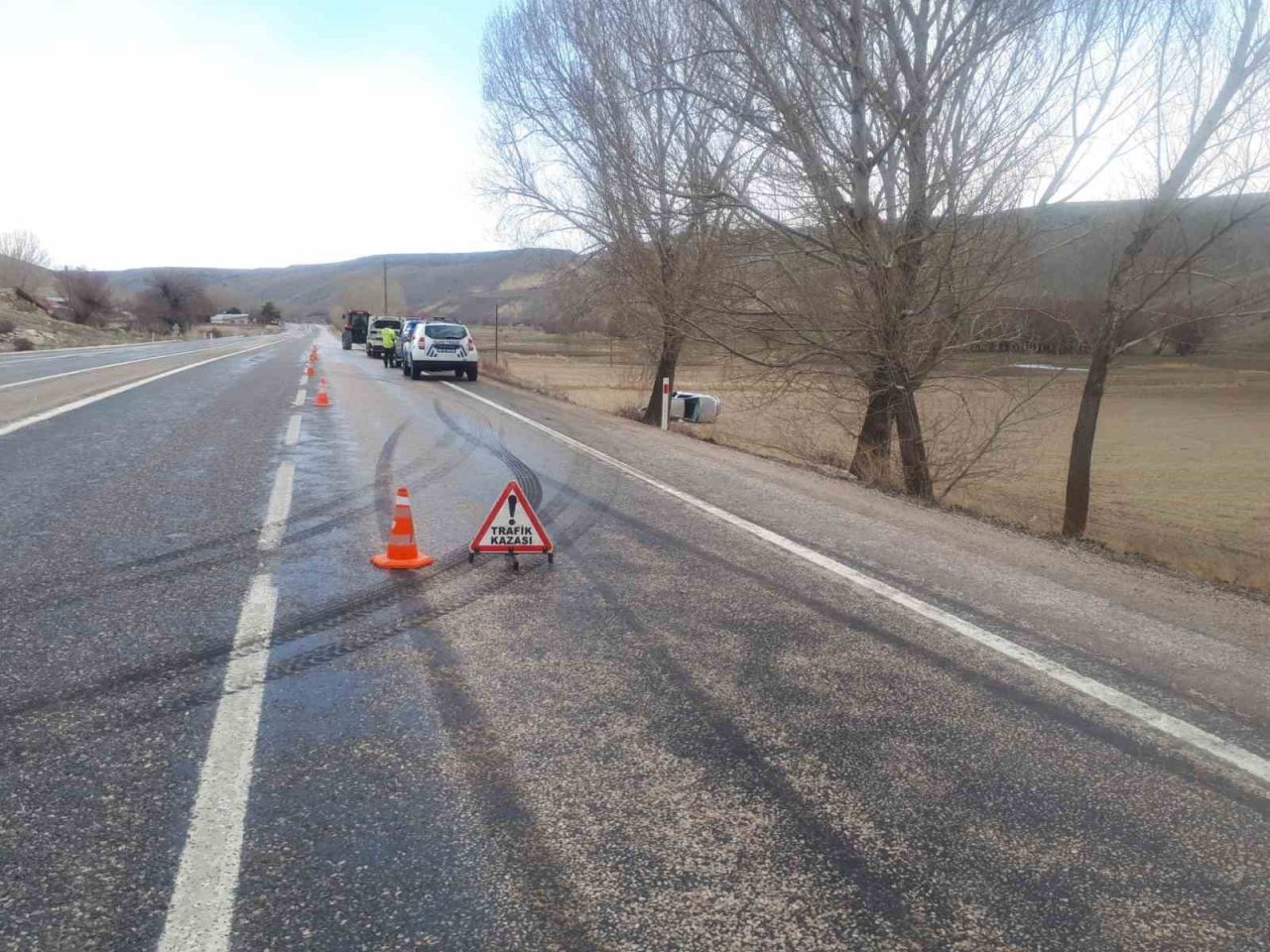 Virajı alamayan otomobil takla attı: 1’i ağır 2 yaralı