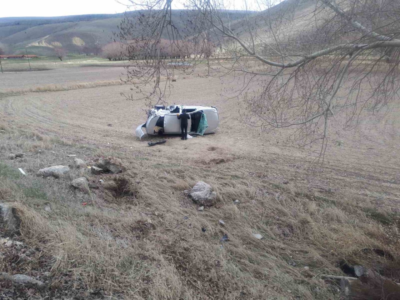 Virajı alamayan otomobil takla attı: 1’i ağır 2 yaralı