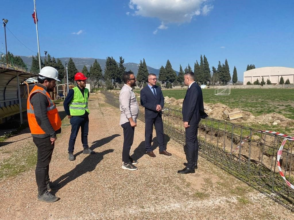 Kemalpaşa Stadında yenileme çalışmaları başladı