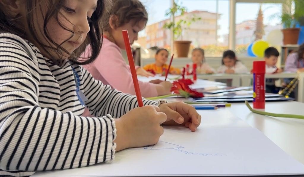 Çocuklar Sultanbeyli’de depremzede kardeşleri için kitap yazdı