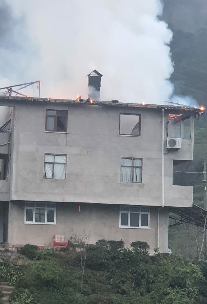 Kuvvetli fırtına Of’ta ev yangınına yol açtı