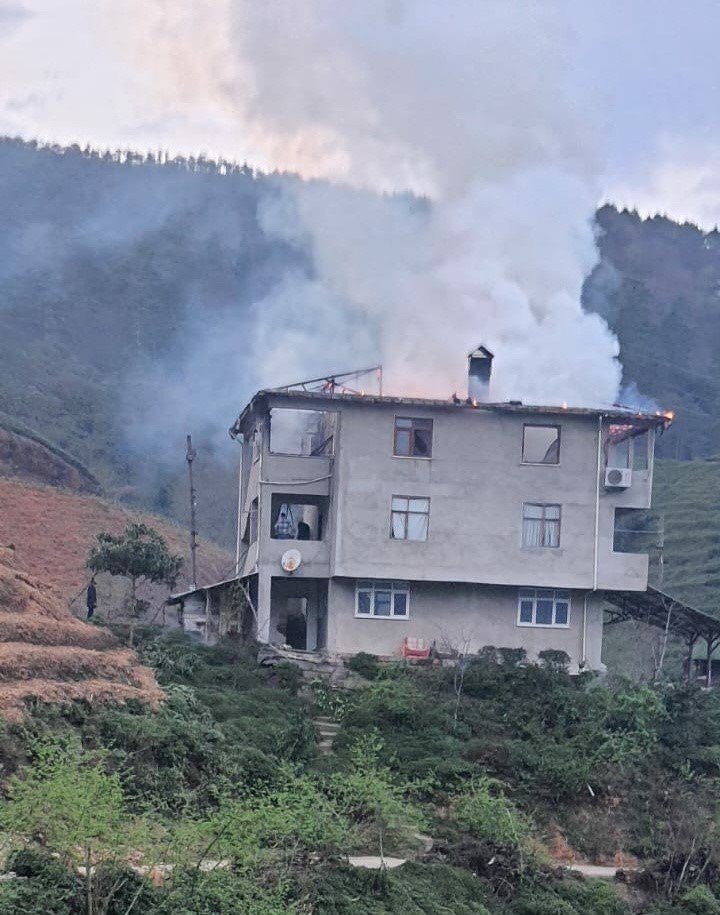 Kuvvetli fırtına Of’ta ev yangınına yol açtı