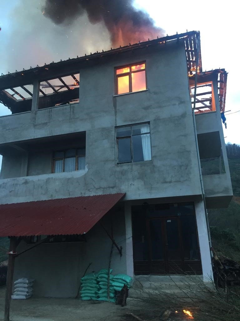 Kuvvetli fırtına Of’ta ev yangınına yol açtı