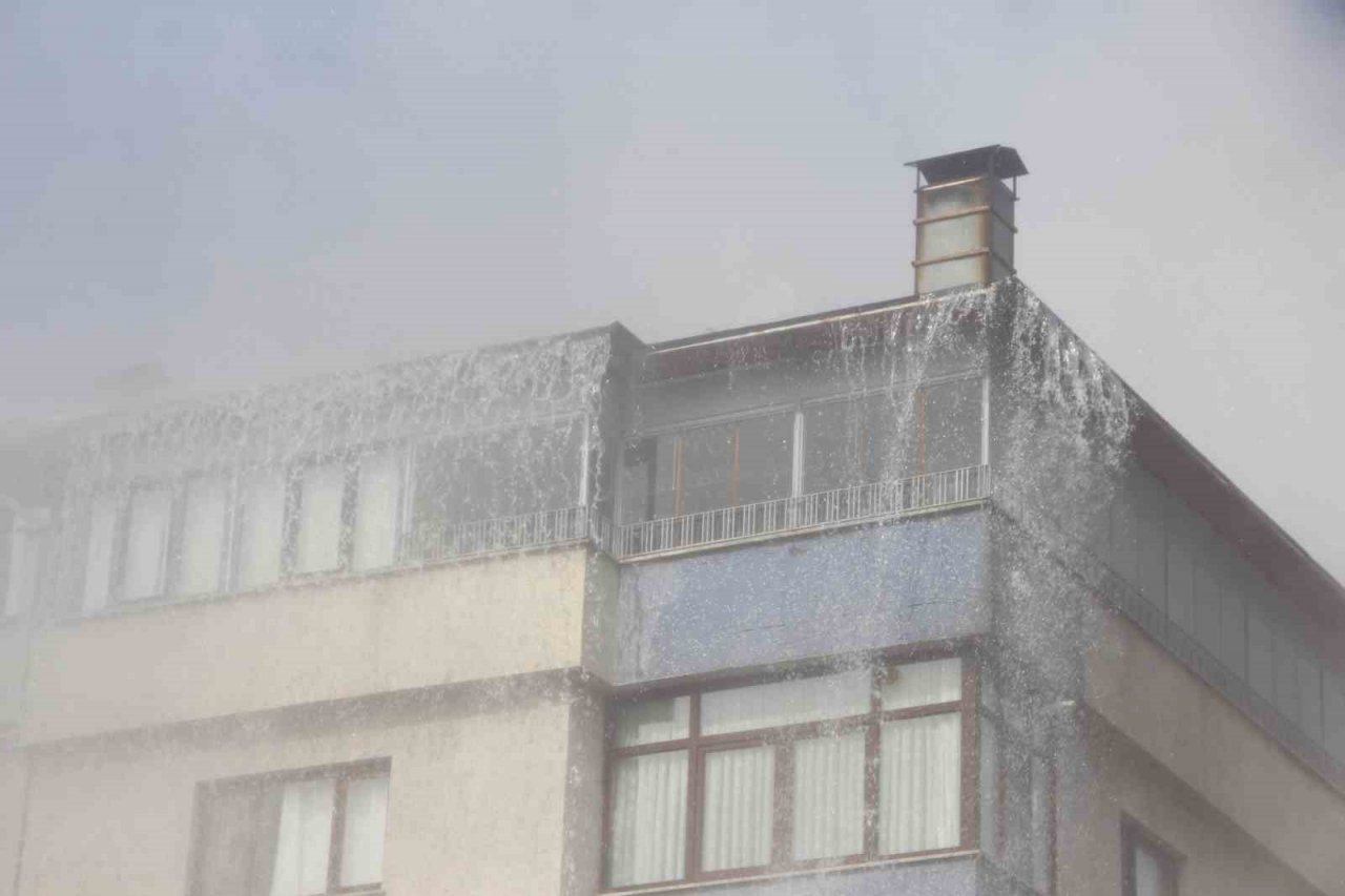 Su borusu patladı, ortalık savaş alanına döndü