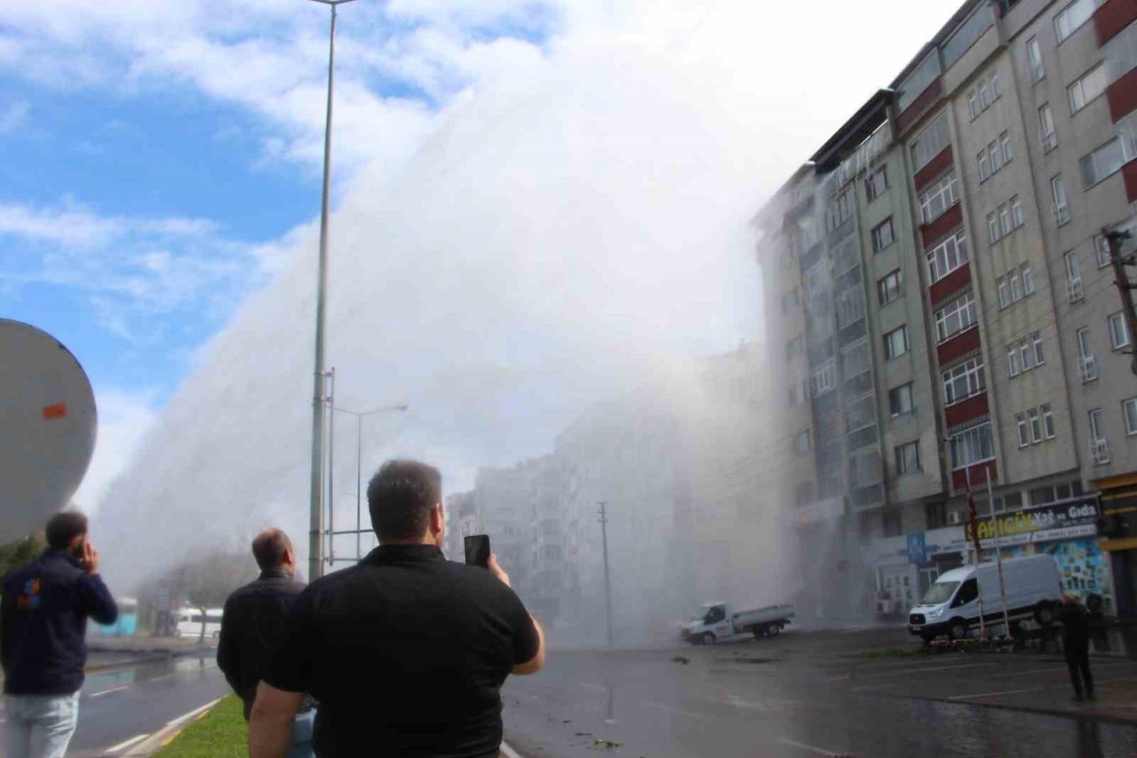 Su borusu patladı, ortalık savaş alanına döndü