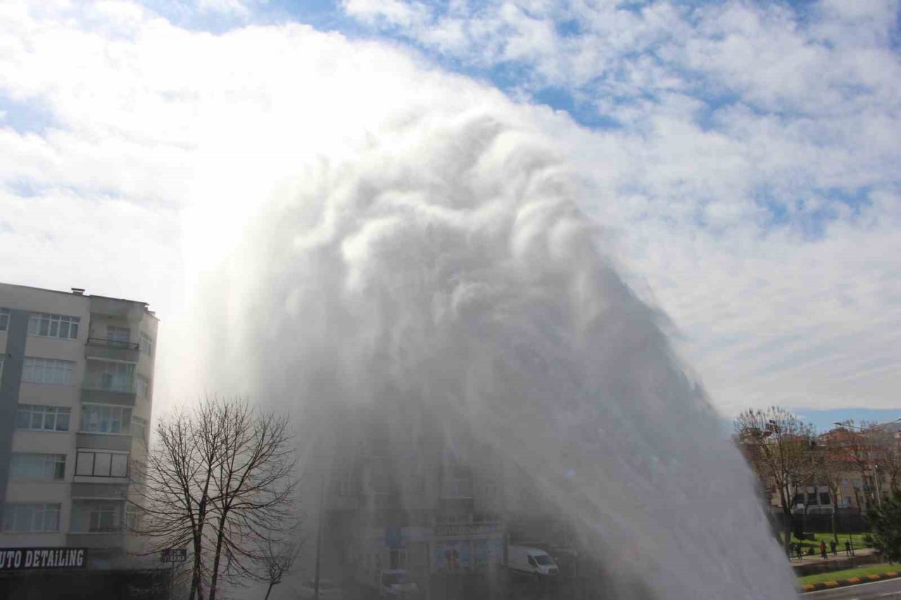 Su borusu patladı, ortalık savaş alanına döndü