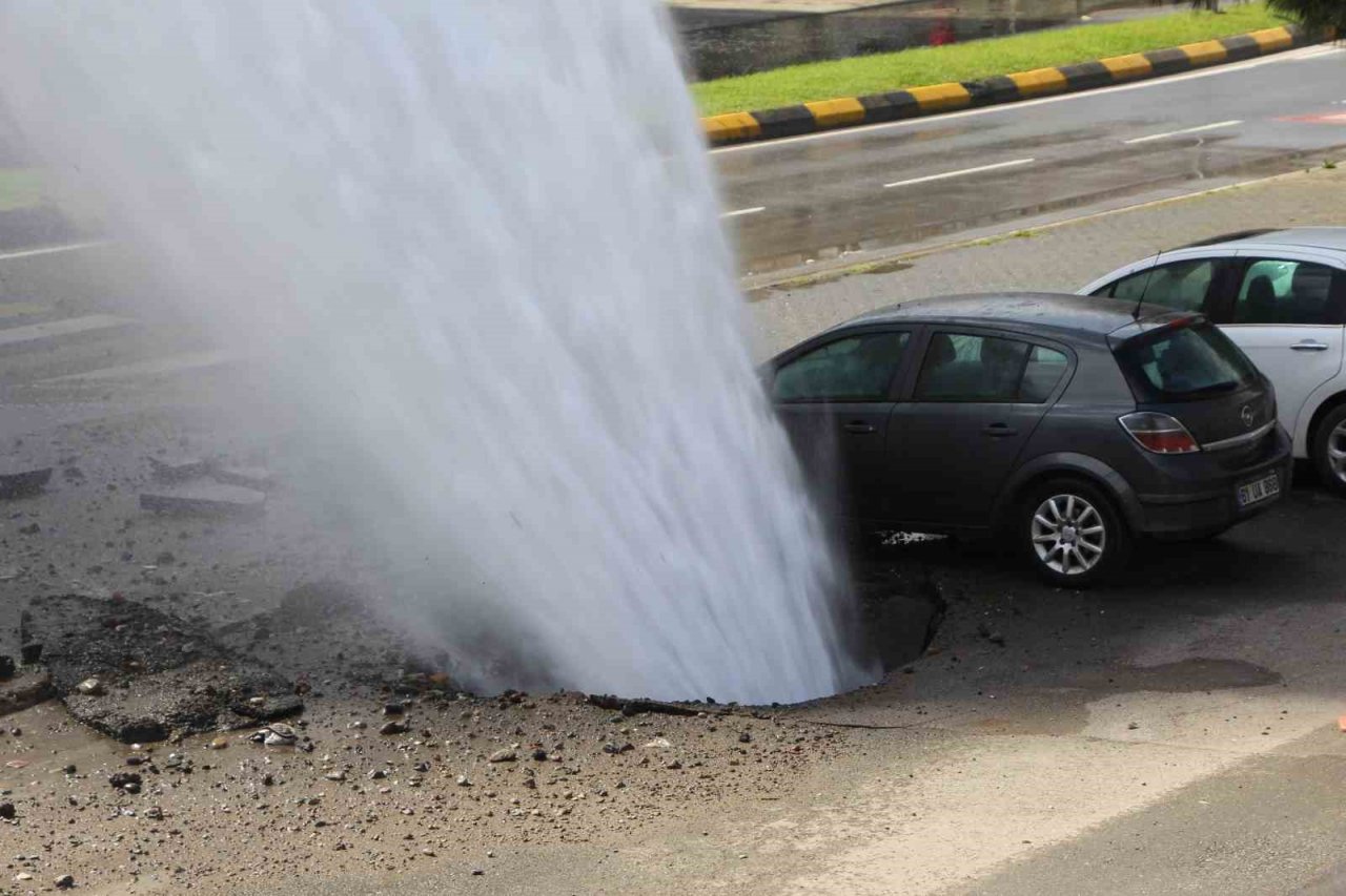 Su borusu patladı, ortalık savaş alanına döndü