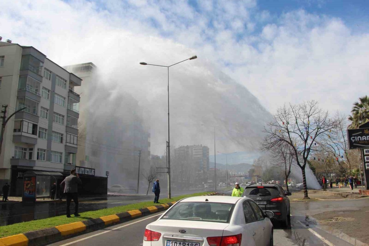 Su borusu patladı, ortalık savaş alanına döndü
