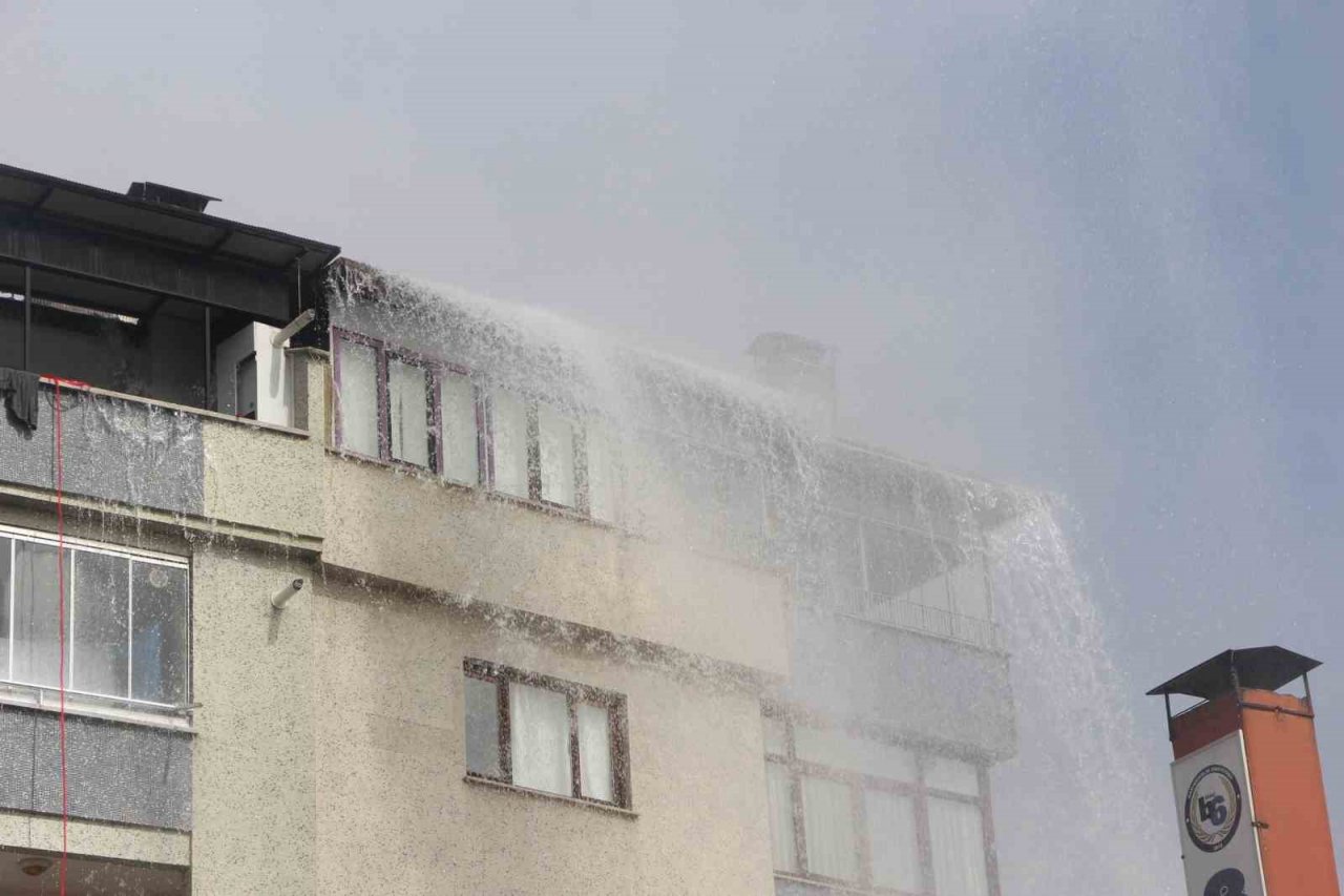 Su borusu patladı, ortalık savaş alanına döndü