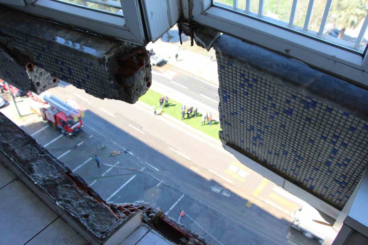 7 katlı binanın çatı katı ana isale hattı borusunun patlamasından böyle zarar gördü