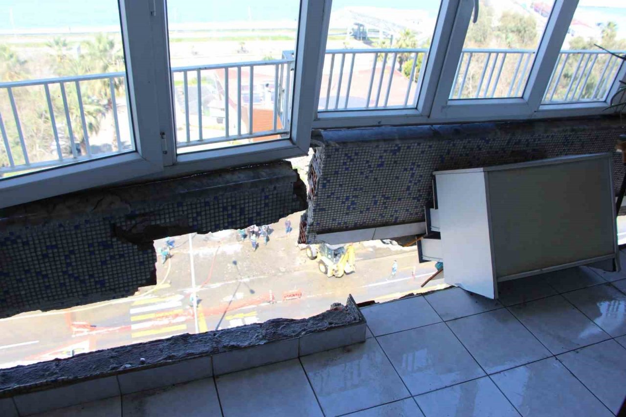 7 katlı binanın çatı katı ana isale hattı borusunun patlamasından böyle zarar gördü