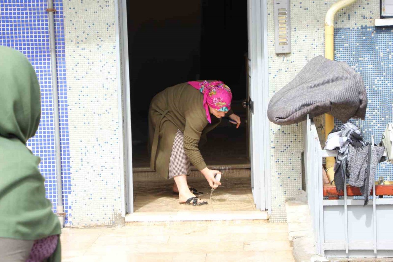 7 katlı binanın çatı katı ana isale hattı borusunun patlamasından böyle zarar gördü