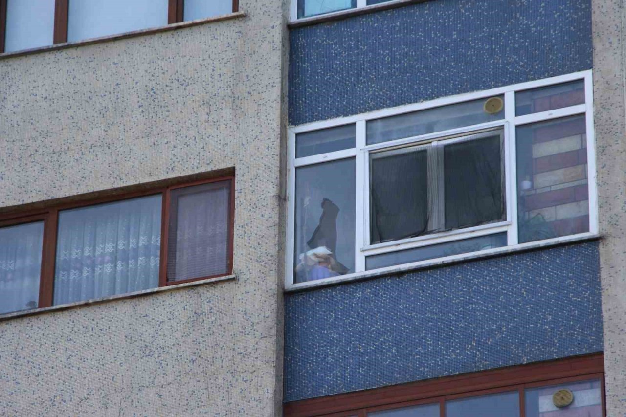 7 katlı binanın çatı katı ana isale hattı borusunun patlamasından böyle zarar gördü