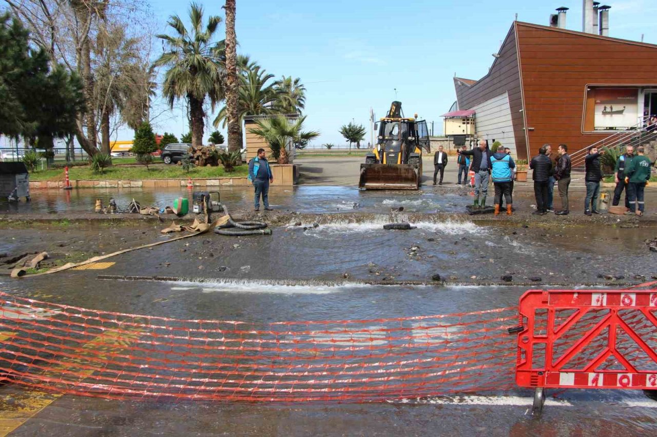 7 katlı binanın çatı katı ana isale hattı borusunun patlamasından böyle zarar gördü