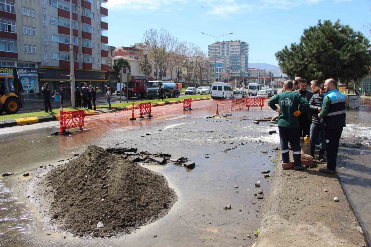 7 katlı binanın çatı katı ana isale hattı borusunun patlamasından böyle zarar gördü