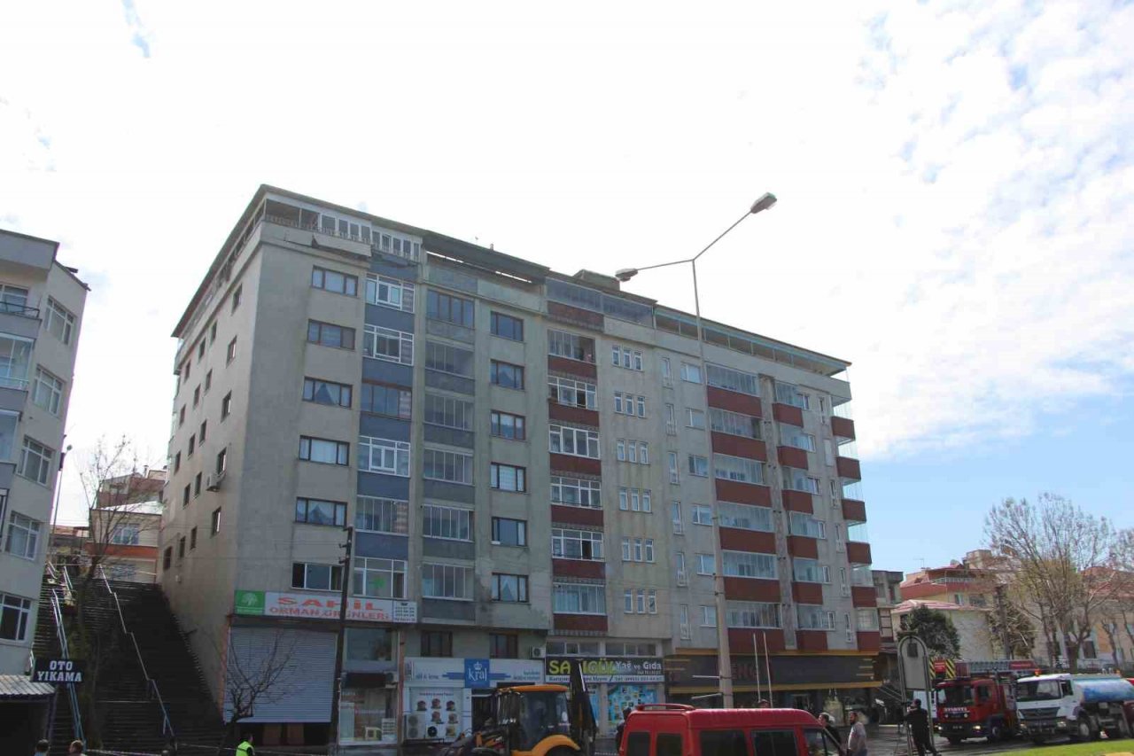 7 katlı binanın çatı katı ana isale hattı borusunun patlamasından böyle zarar gördü