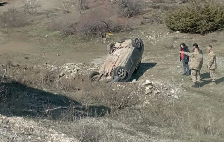 Tunceli’de otomobil şarampole yuvarlandı: 2 yaralı