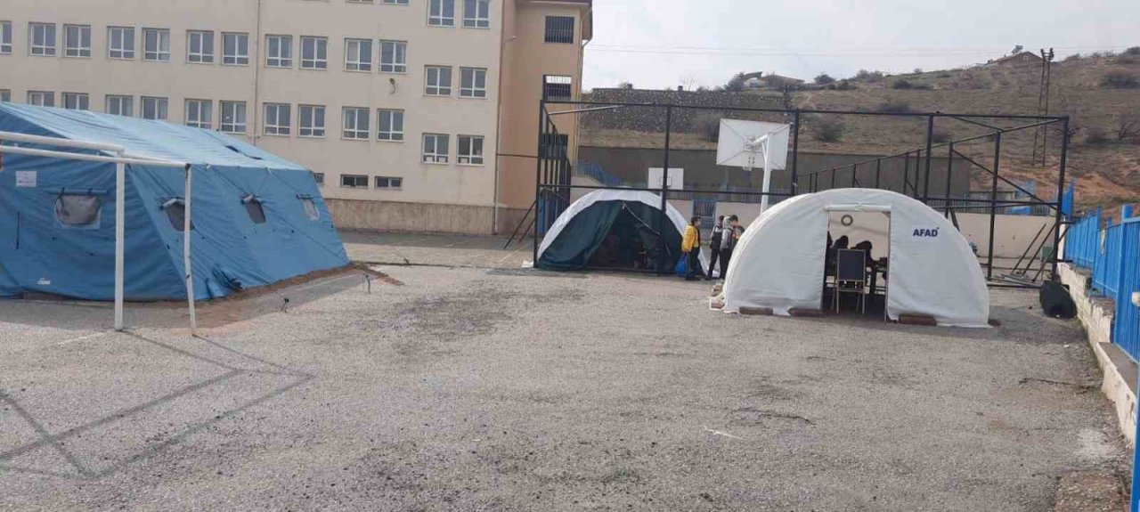 Tunceli’den deprem bölgesindeki öğrencilere DYK desteği