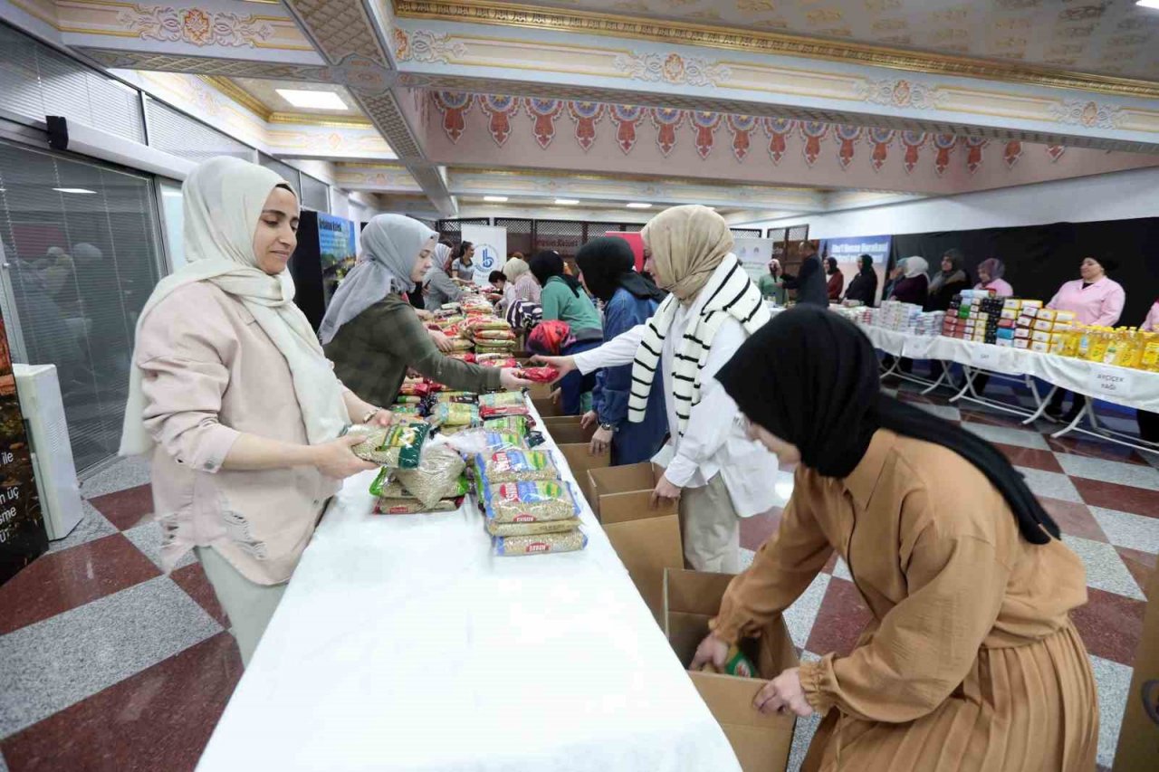 Bağcılarlı kadınlar, harçlıklarıyla depremzedeler için gıda kolisi hazırladı