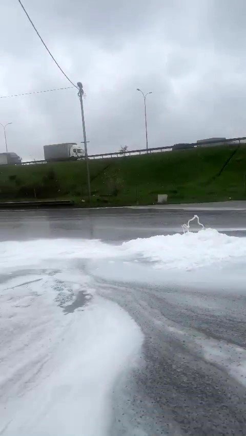 Yağmurla birlikte Tuzla’da yollar köpükle kaplandı