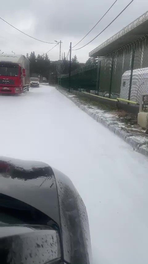 Yağmurla birlikte Tuzla’da yollar köpükle kaplandı