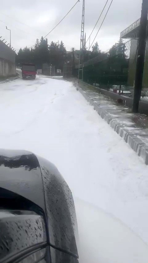 Yağmurla birlikte Tuzla’da yollar köpükle kaplandı