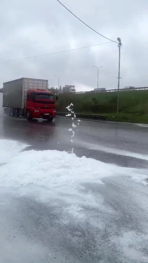 Yağmurla birlikte Tuzla’da yollar köpükle kaplandı