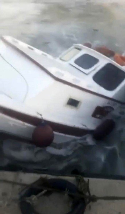 Yenikapı’da feribotun oluşturduğu dalga balıkçı teknesini batırdı: O anlar kameraya yansıdı