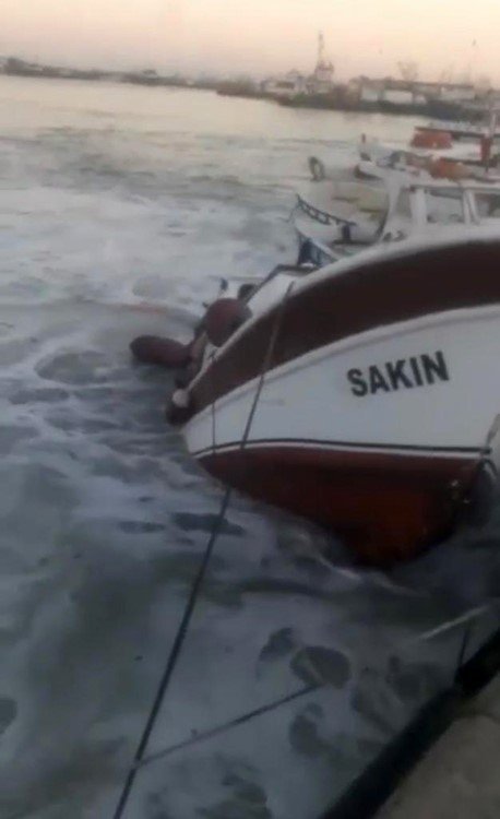 Yenikapı’da feribotun oluşturduğu dalga balıkçı teknesini batırdı: O anlar kameraya yansıdı