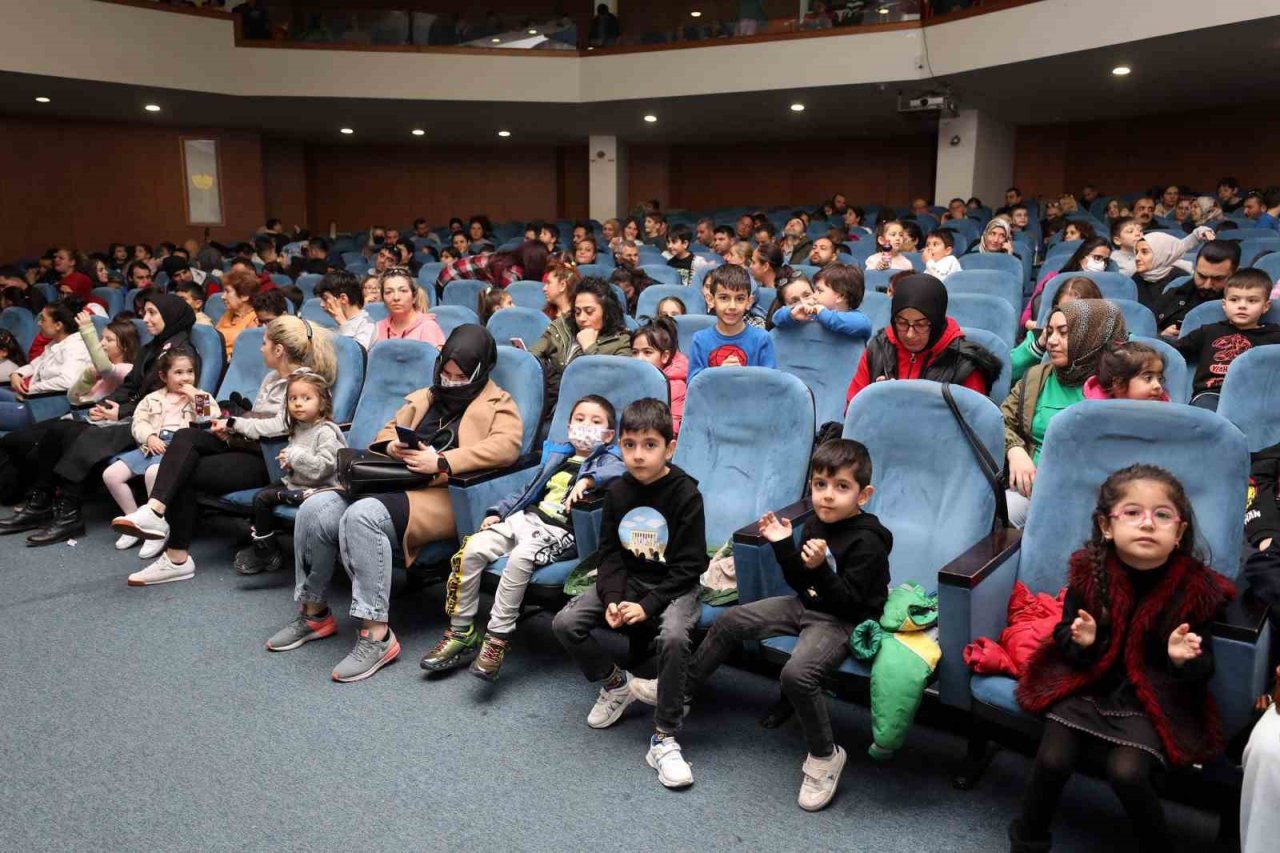 Yenimahalle’de çocuklar “La Fonten Orman Mahkemesinde” oyunu ile güldü