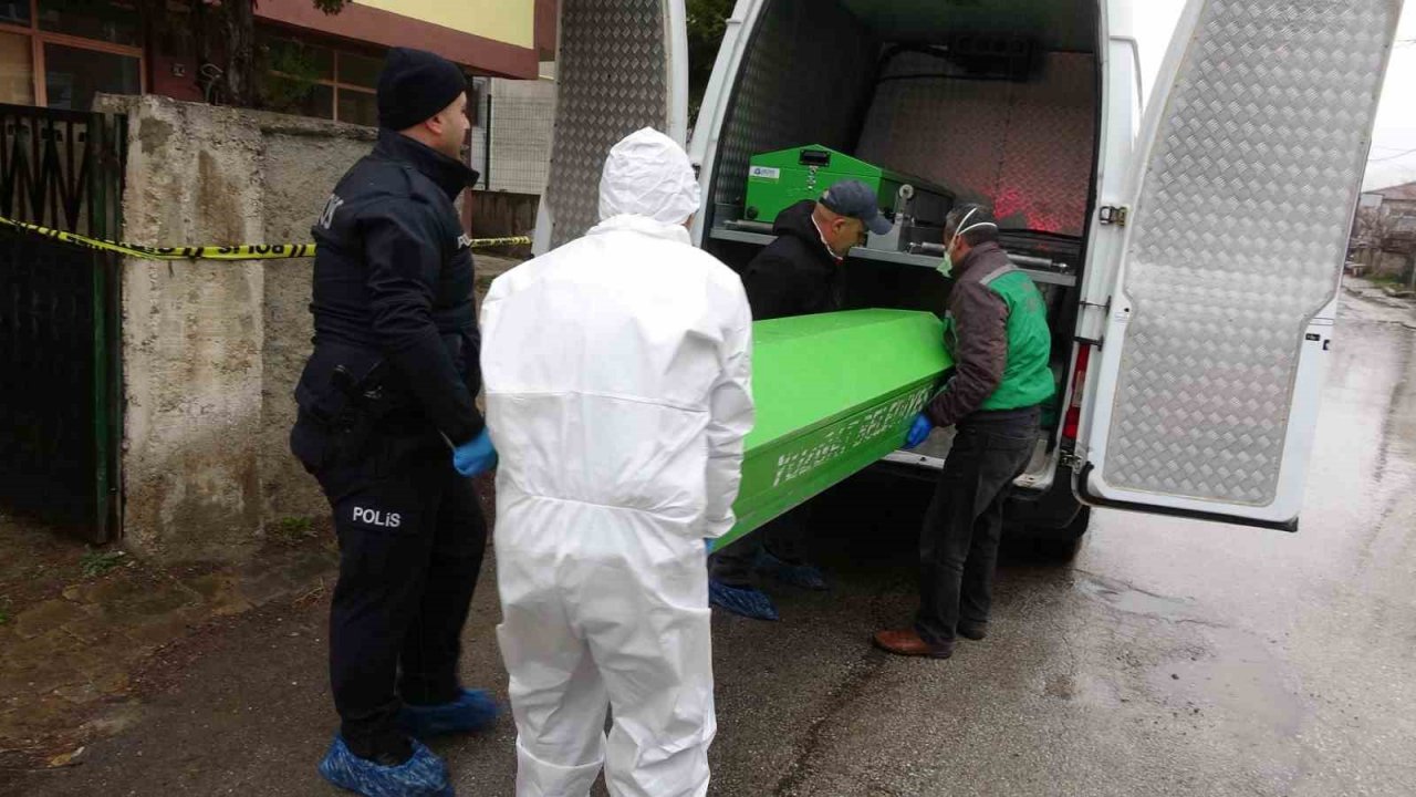 Boşanma aşamasındaki eşini bıçaklayarak öldürdü, kaynanasını da yaraladı