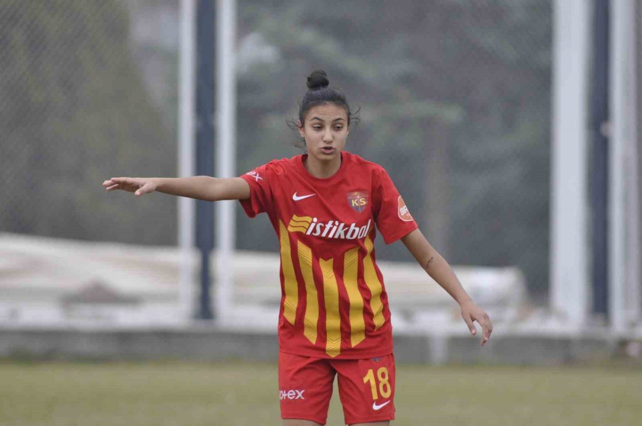 Zeynep Bilir hat-trick yaptı