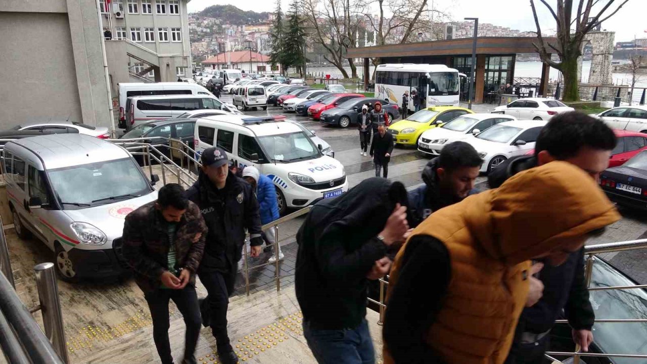 "Çekilişle cep telefonu kazandınız" diyerek 1,5 milyon lira dolandırdılar