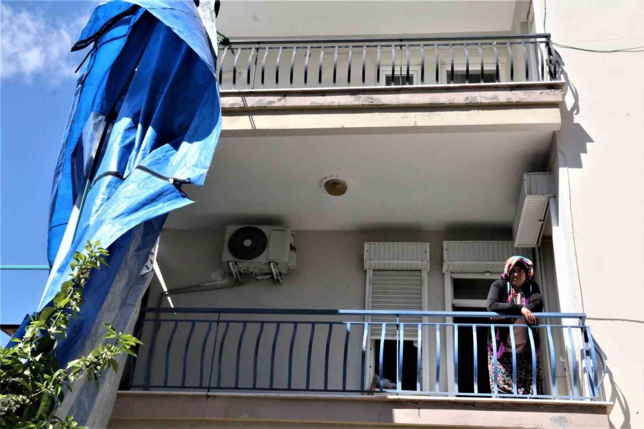 Rüzgârdan dolayı savrulan taziye çadırı, apartmana dayanarak durdu