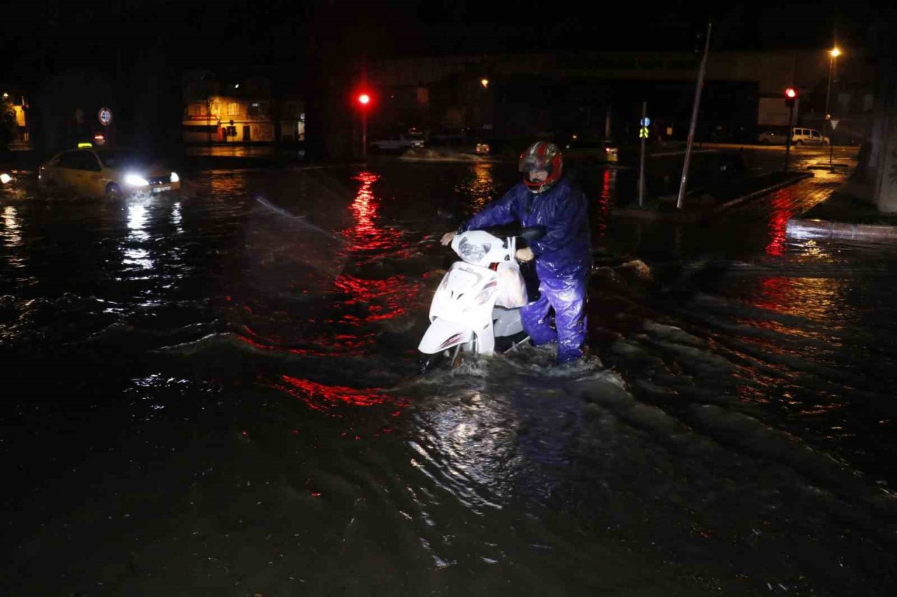 Adana’da gece bastıran sağanak yağış yolları göle çevirdi