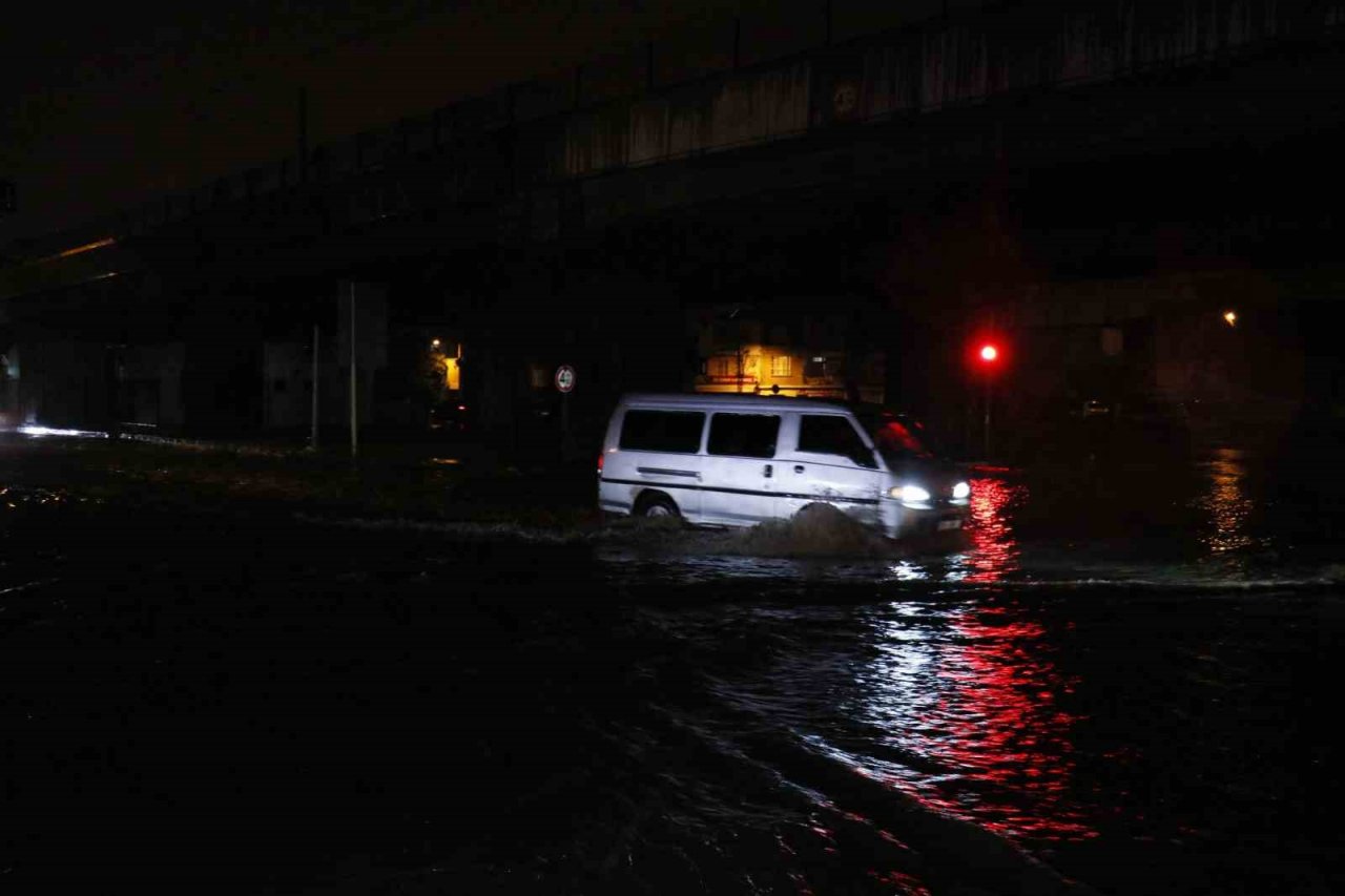 Adana’da gece bastıran sağanak yağış yolları göle çevirdi