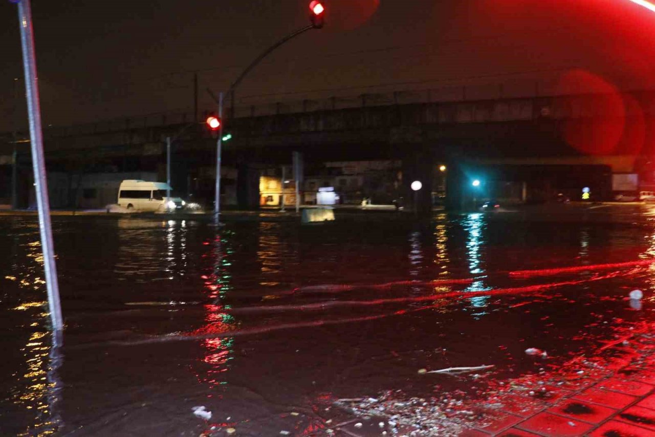 Adana’da gece bastıran sağanak yağış yolları göle çevirdi
