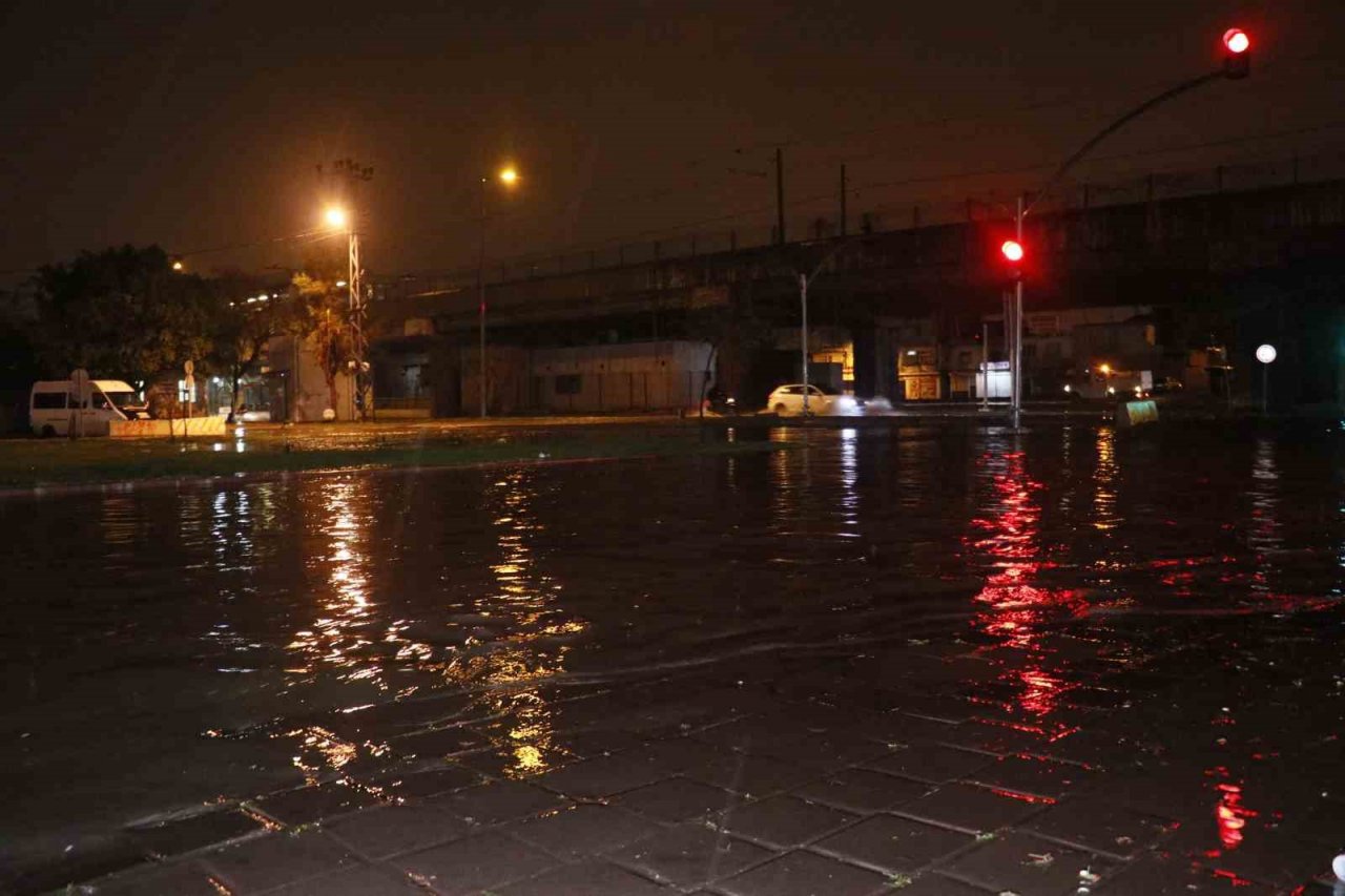 Adana’da gece bastıran sağanak yağış yolları göle çevirdi