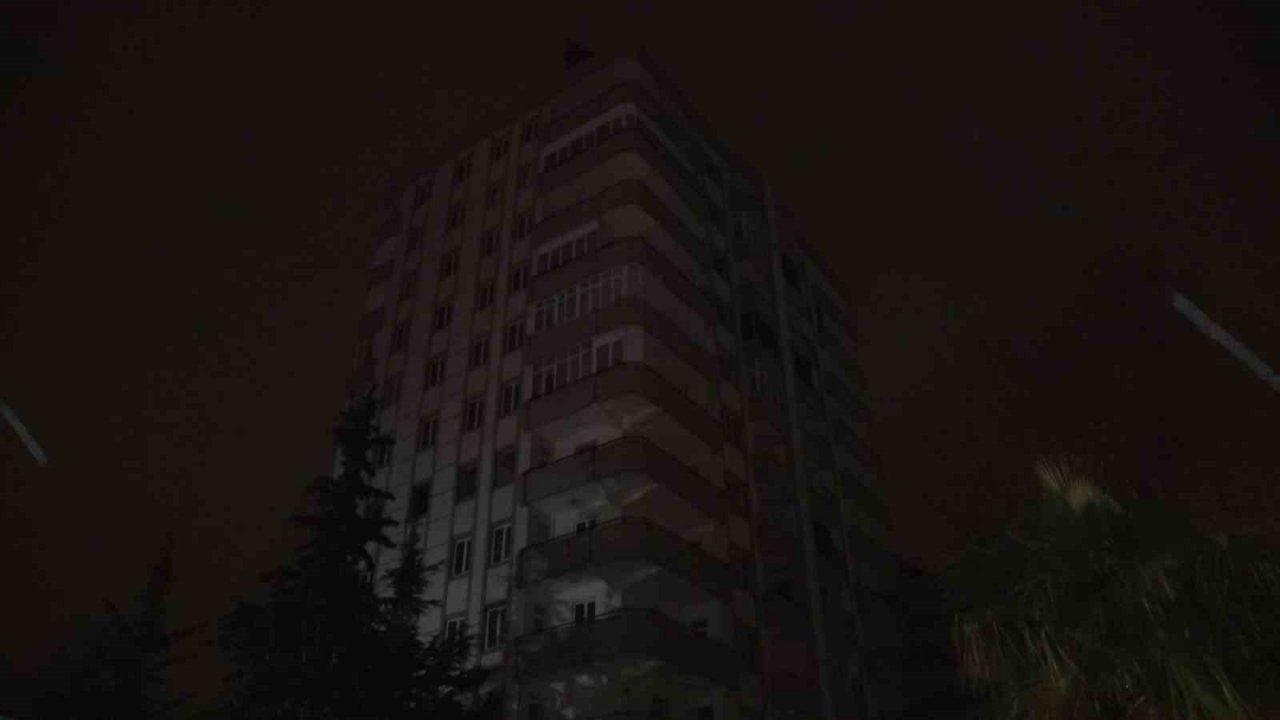 Kahramanmaraş’ta 11 katlı ağır hasarlı bina sallandı, ekipler alarma geçti