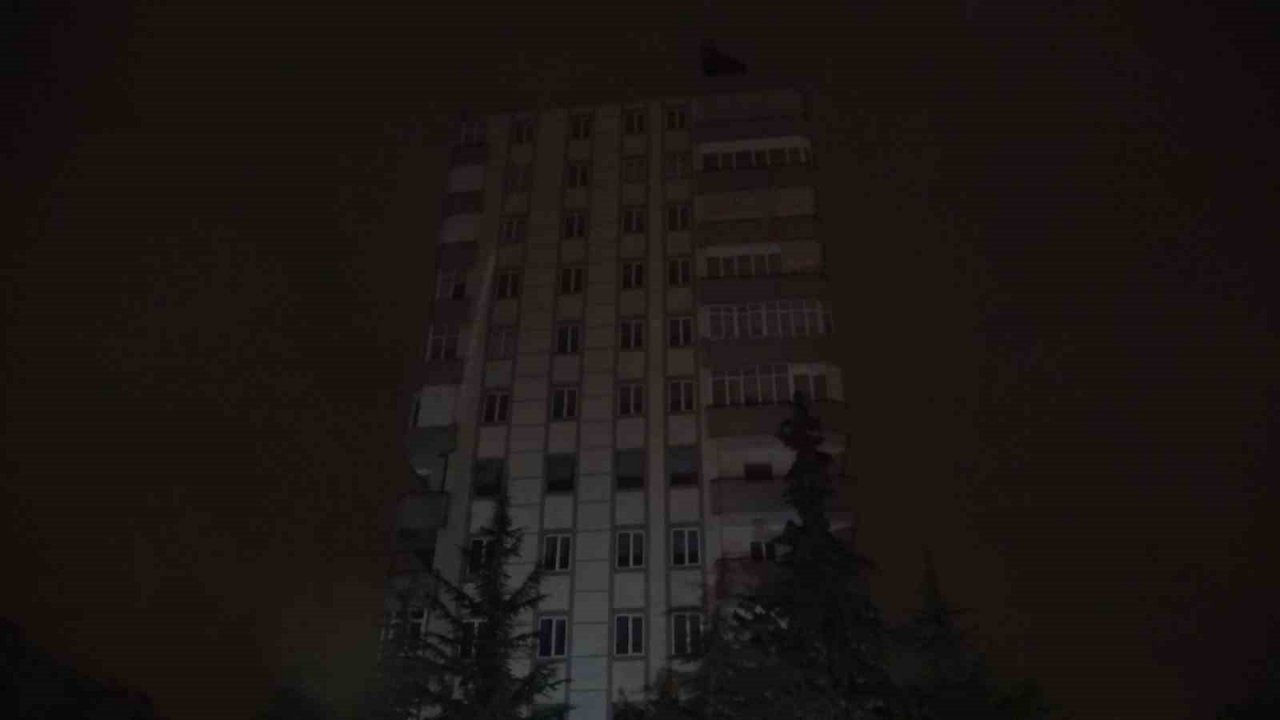 Kahramanmaraş’ta 11 katlı ağır hasarlı bina sallandı, ekipler alarma geçti