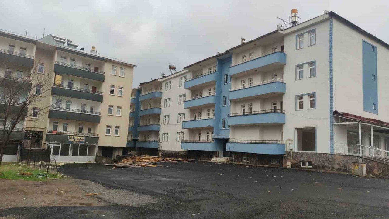 Bingöl’de fırtına çatıları uçurdu