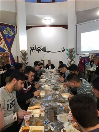 Afyonkarahisar’da üniversiteli gençler iftarda buluştu