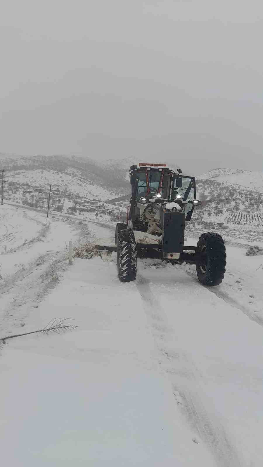 İl Özel İdare ekipleri kar yağışına karşı mücadeleye başladı