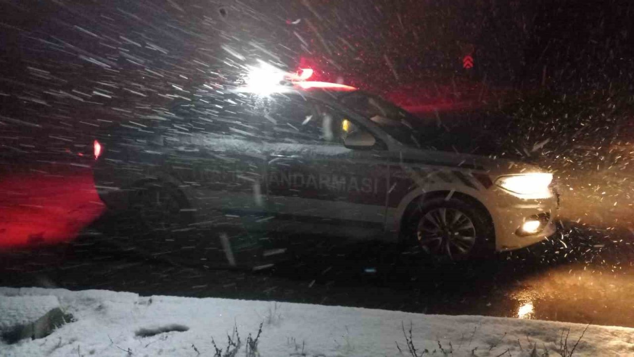 Jandarma ekiplerinin kar mesaisi