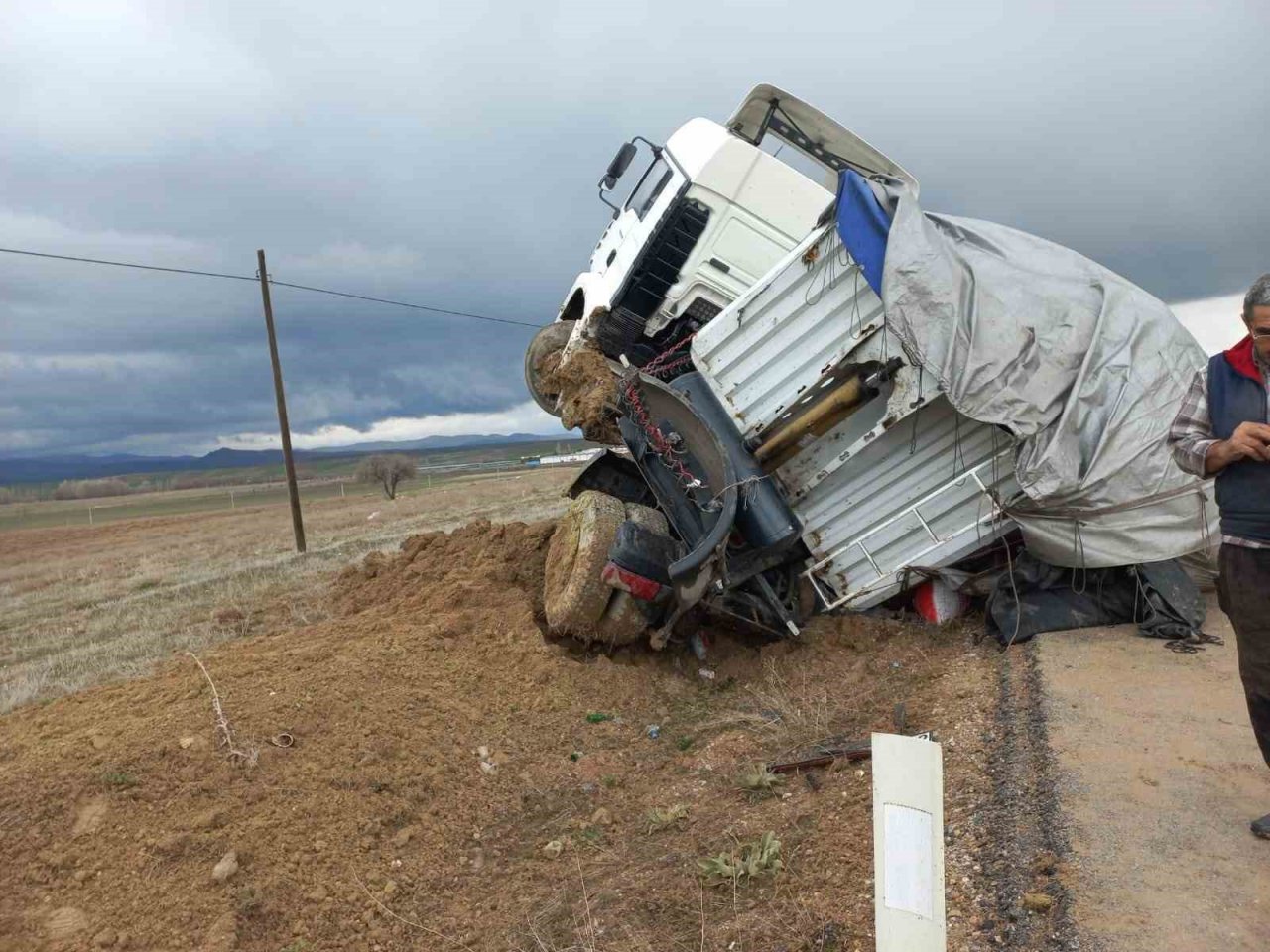 Yem yüklü tırın devrildiği kazada, sürücü olayı yara almadan atlattı