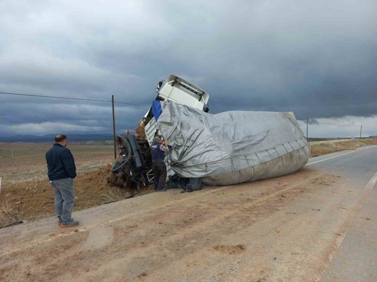 Yem yüklü tırın devrildiği kazada, sürücü olayı yara almadan atlattı